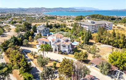 Urla Kalabak'ta Müstakil Havuzlu Satılık Malikane 