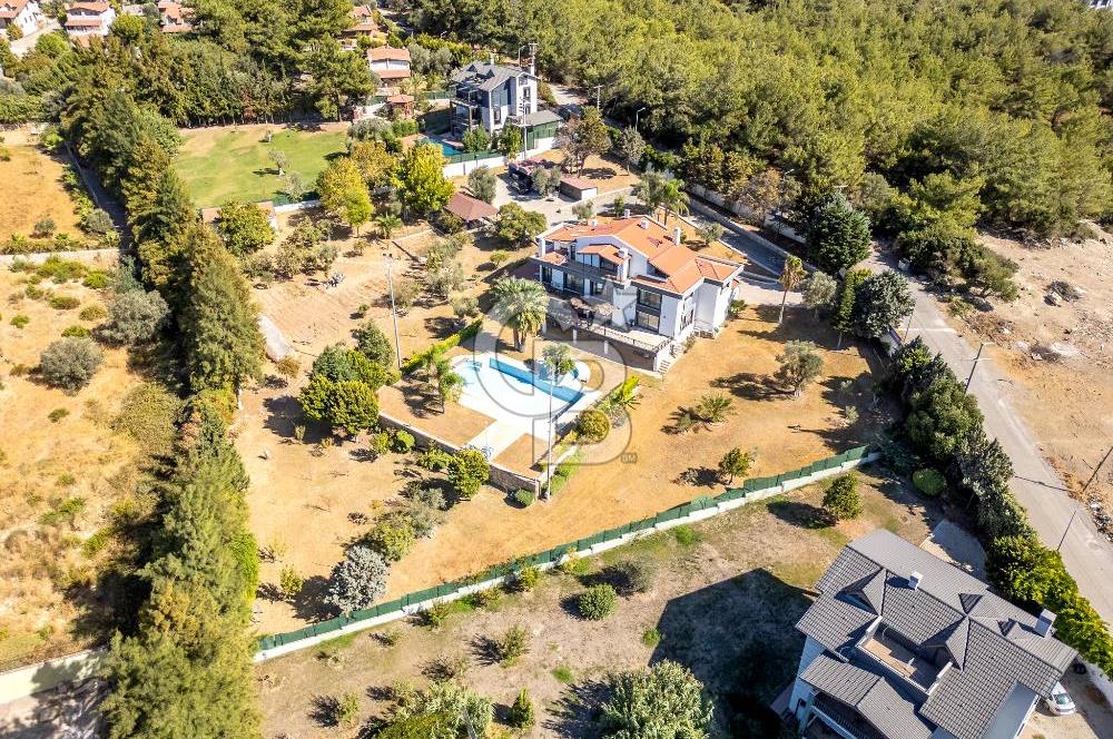 Urla Kalabak'ta Müstakil Havuzlu Satılık Malikane 