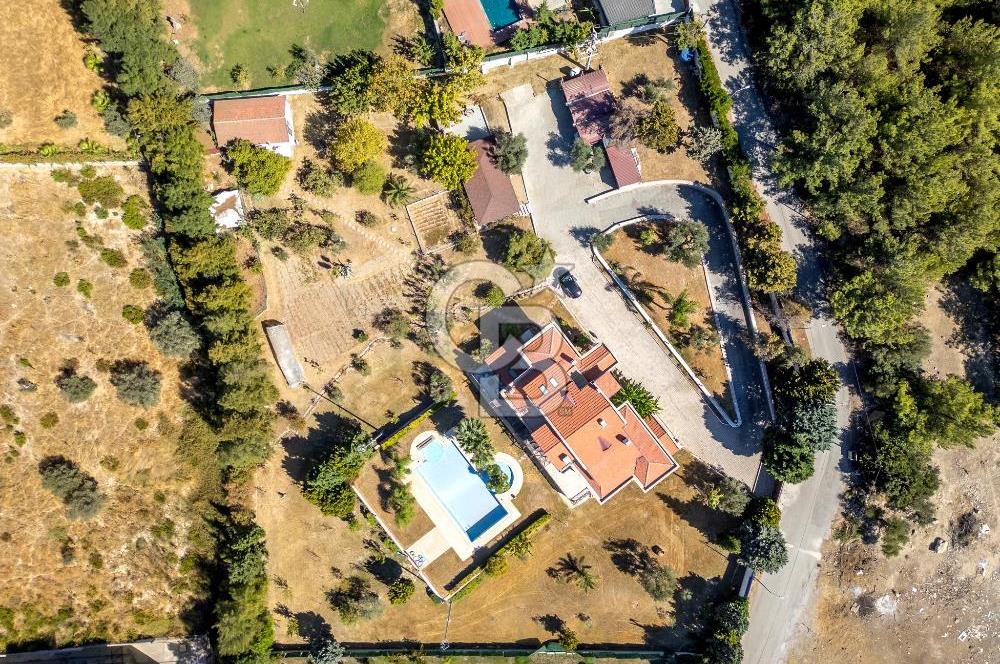 Urla Kalabak'ta Müstakil Havuzlu Satılık Malikane 