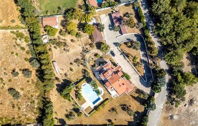 Urla Kalabak'ta Müstakil Havuzlu Satılık Malikane 