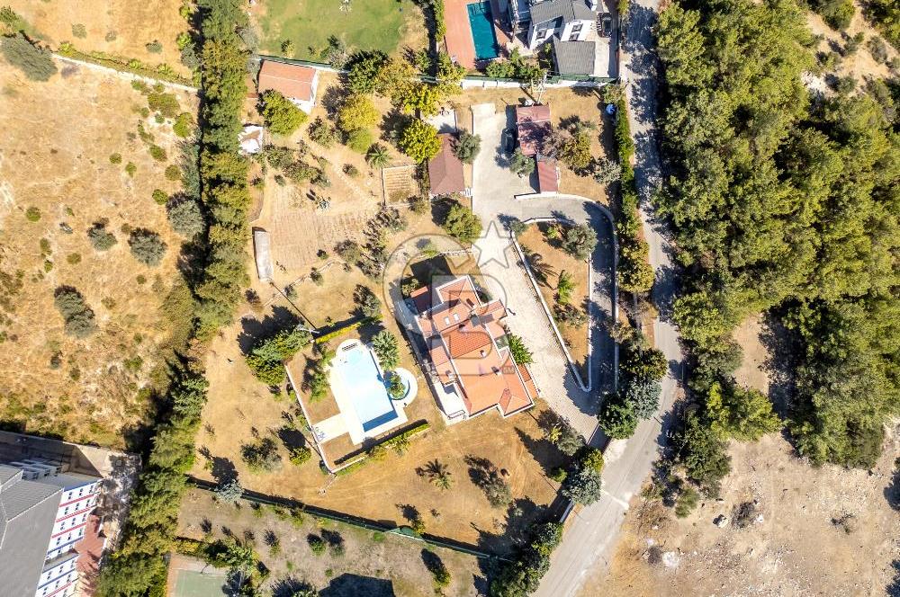 Urla Kalabak'ta Müstakil Havuzlu Satılık Malikane 