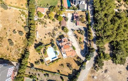 Urla Kalabak'ta Müstakil Havuzlu Satılık Malikane 