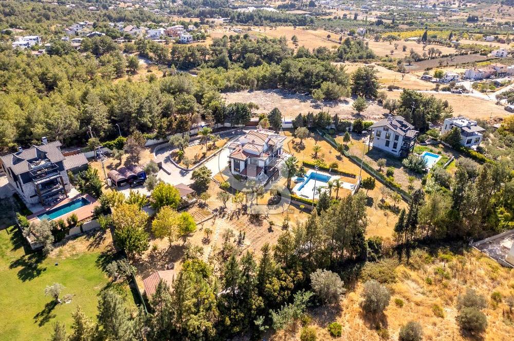 Urla Kalabak'ta Müstakil Havuzlu Satılık Malikane 