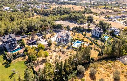 Urla Kalabak'ta Müstakil Havuzlu Satılık Malikane 