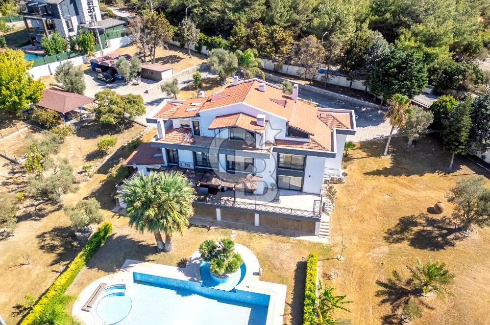 Urla Kalabak'ta Müstakil Havuzlu Satılık Malikane 