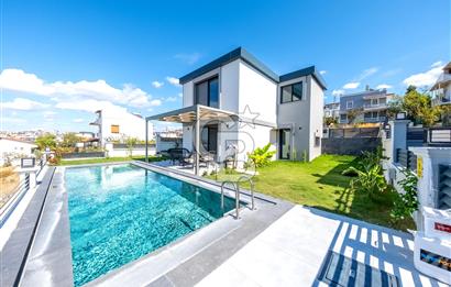 Seferihisar Akarca'da Denize Sıfır Müstakil Havuzlu Villa