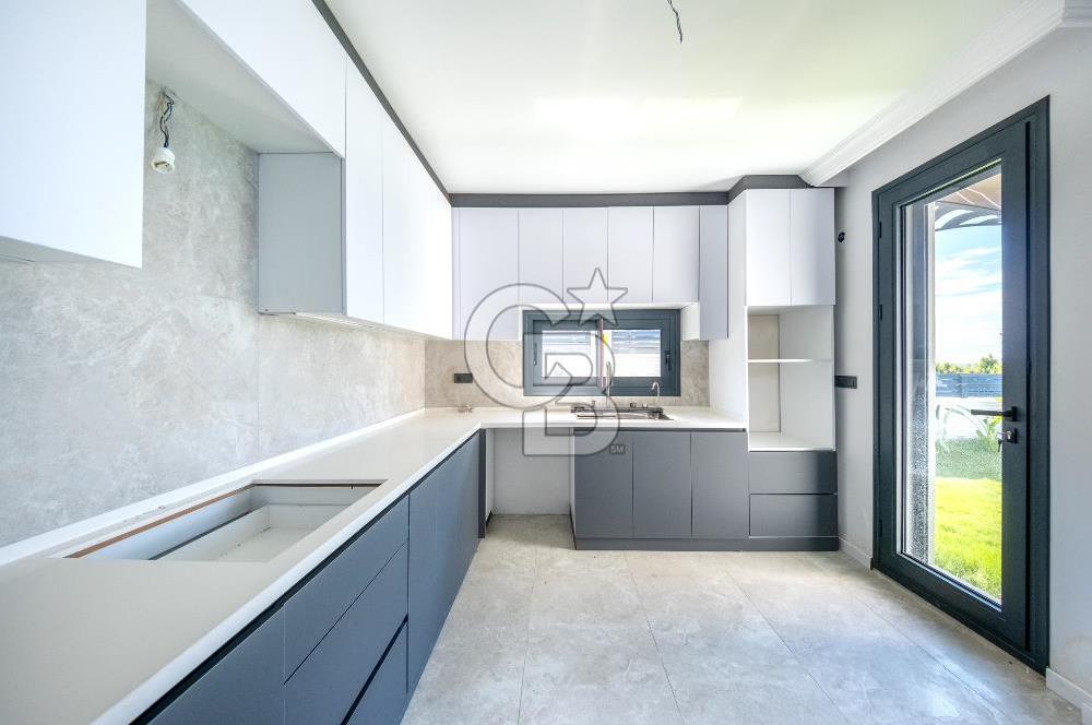 Seferihisar Akarca'da Denize Sıfır Müstakil Havuzlu Villa