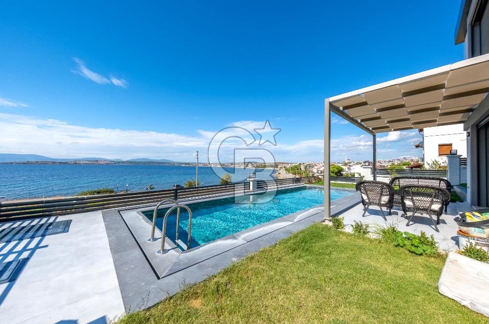 Seferihisar Akarca'da Denize Sıfır Müstakil Havuzlu Villa