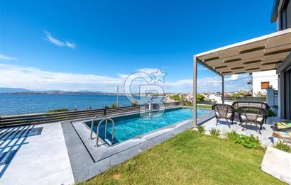 Seferihisar Akarca'da Denize Sıfır Müstakil Havuzlu Villa