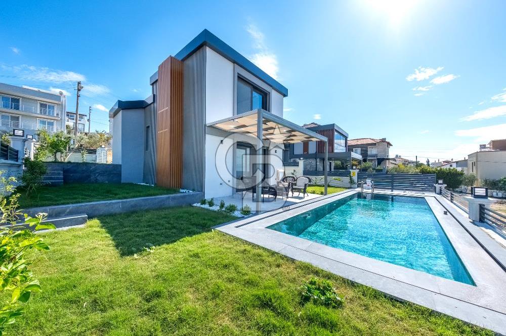 Seferihisar Akarca'da Denize Sıfır Müstakil Havuzlu Villa
