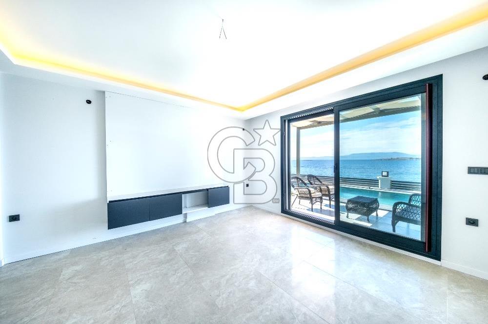 Seferihisar Akarca'da Denize Sıfır Müstakil Havuzlu Villa