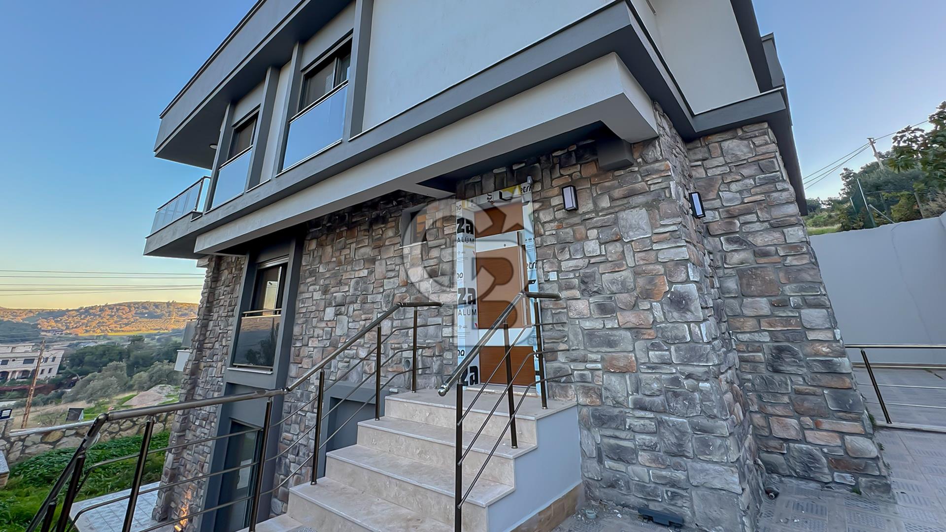 Foça Kozbeylide Doğa Manzaralı 4+1 Lüks Tripleks Villa