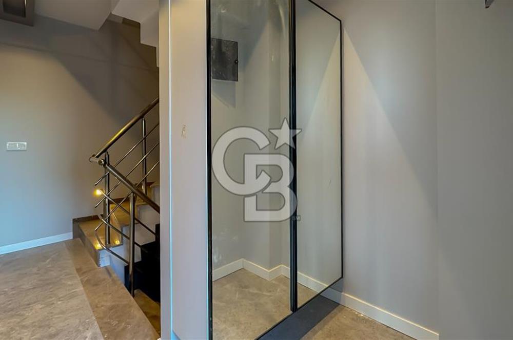 Foça Kozbeylide Doğa Manzaralı 4+1 Lüks Tripleks Villa