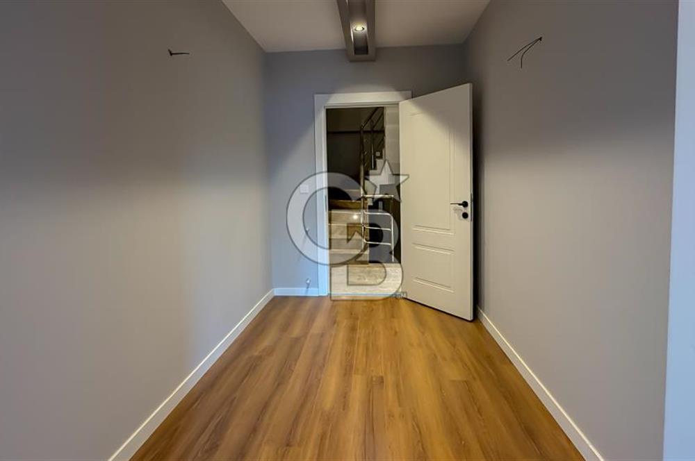 Foça Kozbeylide Doğa Manzaralı 4+1 Lüks Tripleks Villa