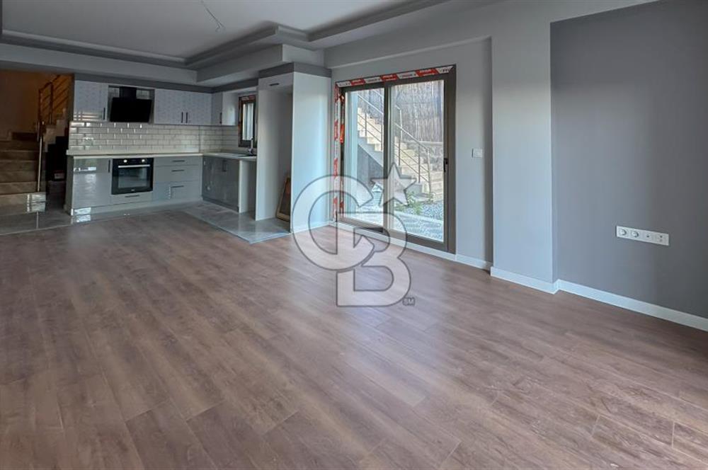 Foça Kozbeylide Doğa Manzaralı 4+1 Lüks Tripleks Villa