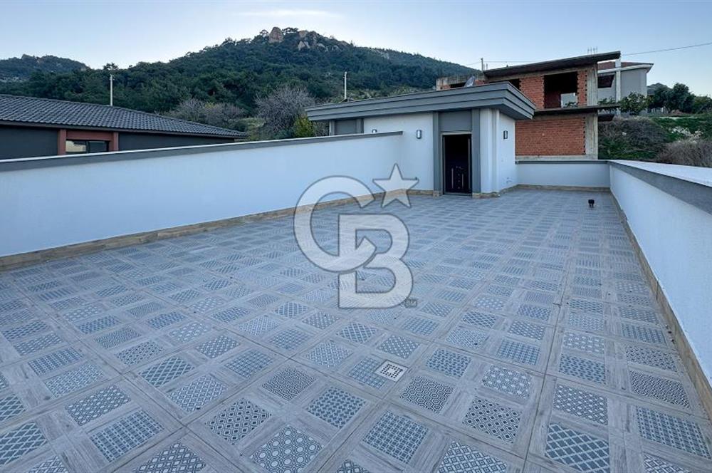 Foça Kozbeylide Doğa Manzaralı 4+1 Lüks Tripleks Villa
