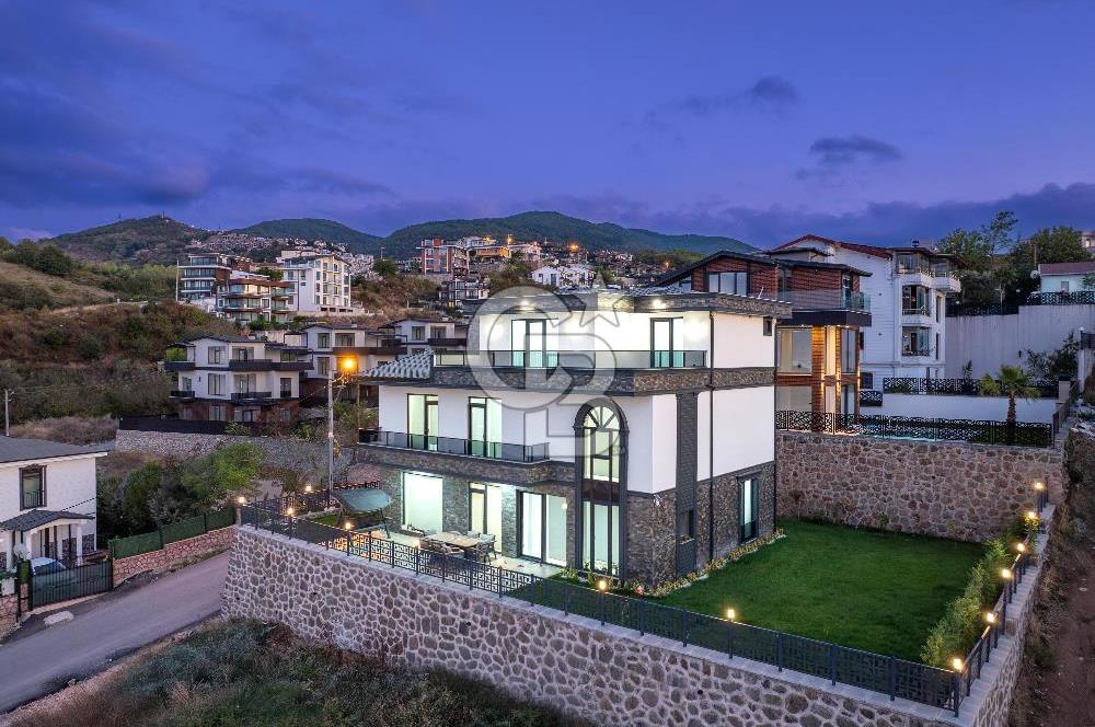 BAŞİSKELE'DE PANORAMİK DENİZ MANZARALI 6+1 LÜKS MÜSTAKİL VİLLA