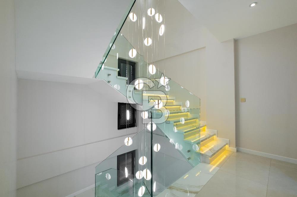 BAŞİSKELE'DE PANORAMİK DENİZ MANZARALI 6+1 LÜKS MÜSTAKİL VİLLA