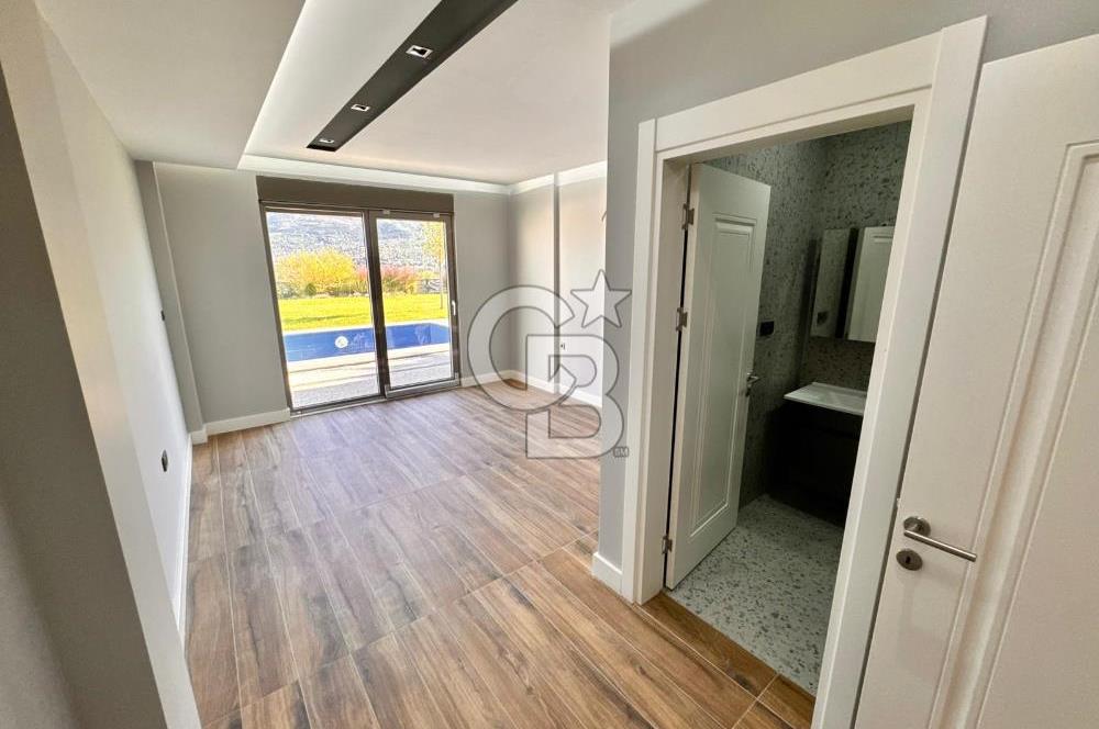 CB ENVOY | Kartepe Acısu'da Yatay Mimari Havuzlu 4+1 Lüks Villa