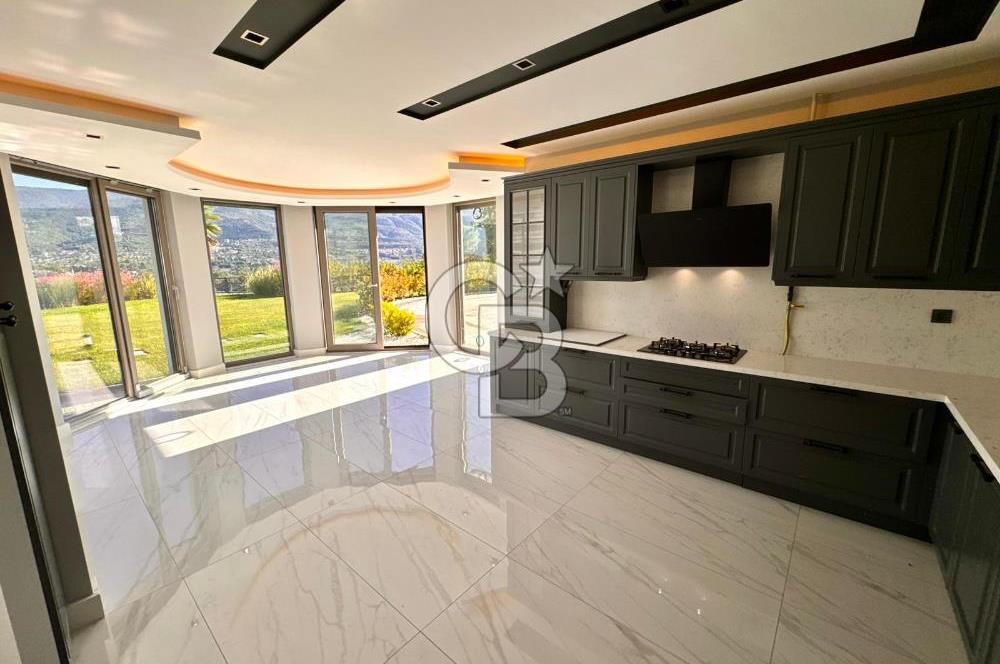 CB ENVOY | Kartepe Acısu'da Yatay Mimari Havuzlu 4+1 Lüks Villa