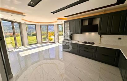 CB ENVOY | Kartepe Acısu'da Yatay Mimari Havuzlu 4+1 Lüks Villa