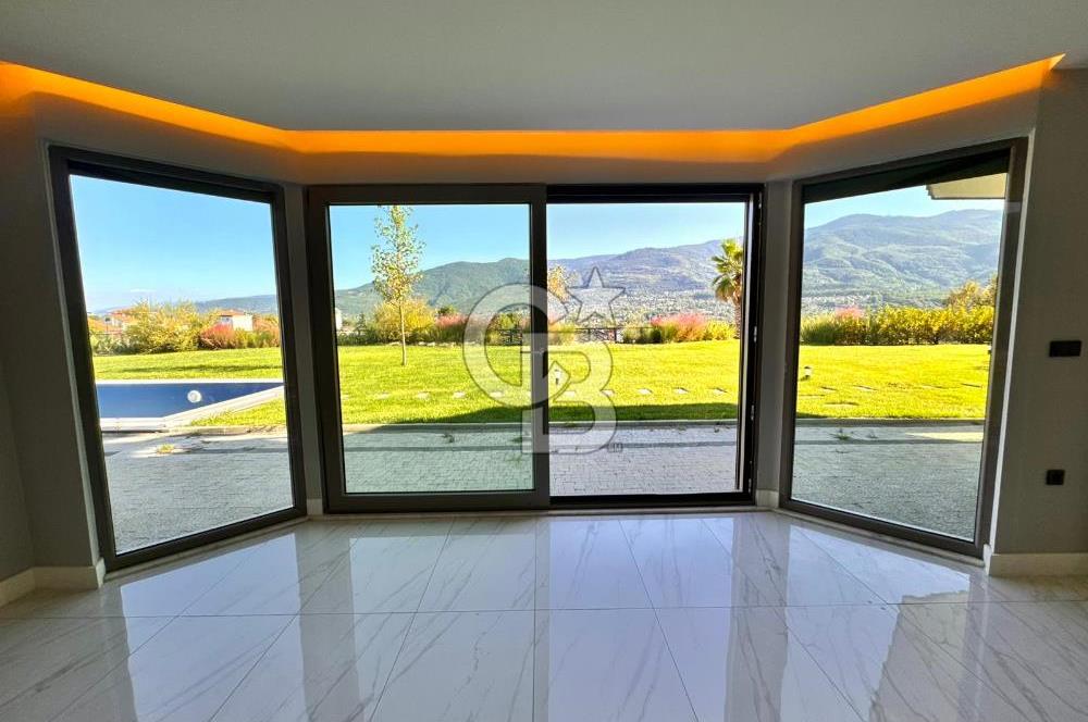 CB ENVOY | Kartepe Acısu'da Yatay Mimari Havuzlu 4+1 Lüks Villa