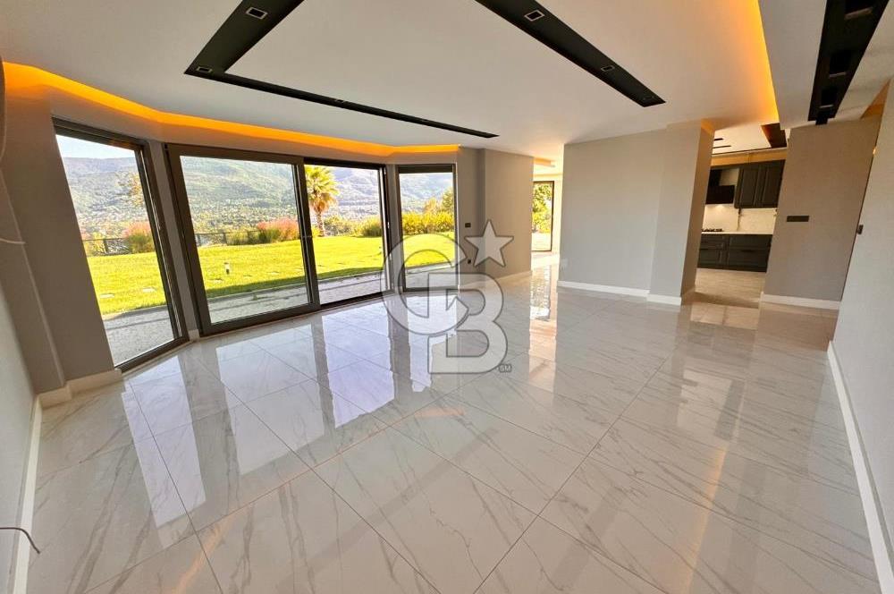 CB ENVOY | Kartepe Acısu'da Yatay Mimari Havuzlu 4+1 Lüks Villa