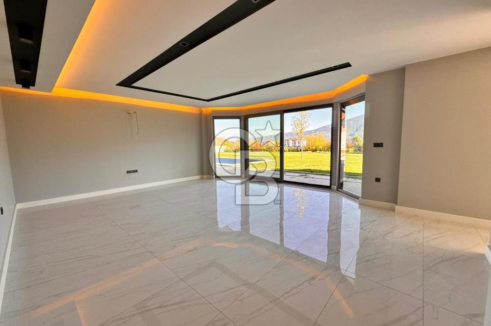 CB ENVOY | Kartepe Acısu'da Yatay Mimari Havuzlu 4+1 Lüks Villa