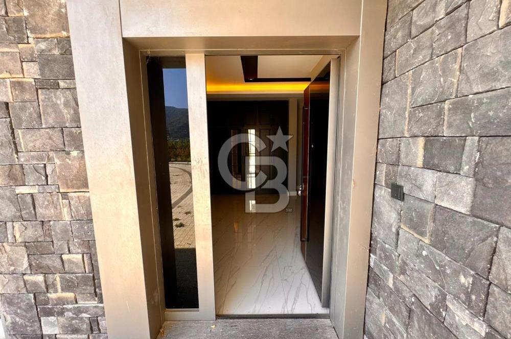 CB ENVOY | Kartepe Acısu'da Yatay Mimari Havuzlu 4+1 Lüks Villa