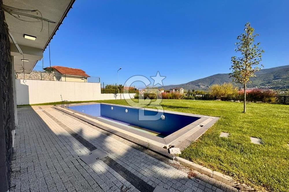 CB ENVOY | Kartepe Acısu'da Yatay Mimari Havuzlu 4+1 Lüks Villa