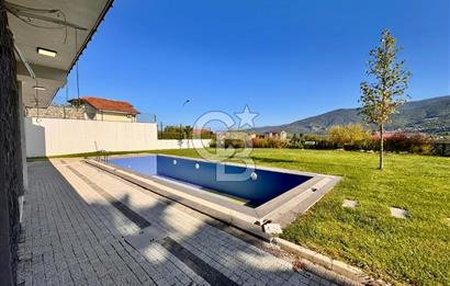 CB ENVOY | Kartepe Acısu'da Yatay Mimari Havuzlu 4+1 Lüks Villa