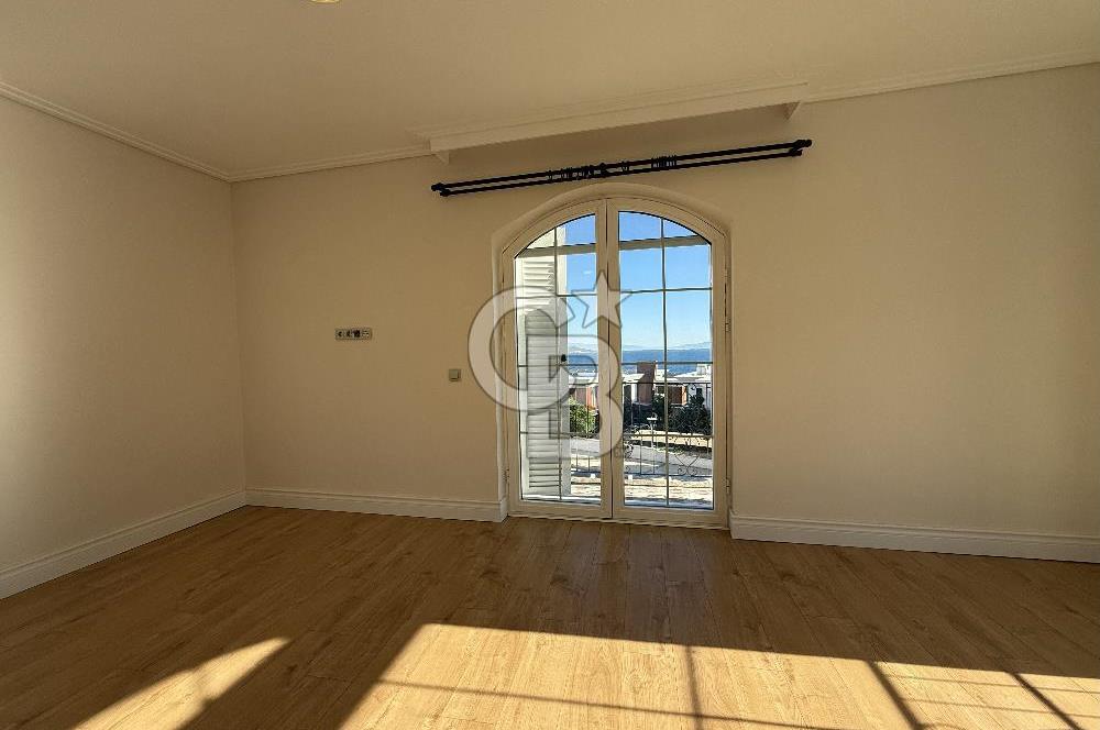 Urla İskele'de Denize 100 m 3+2 Satılık Villa