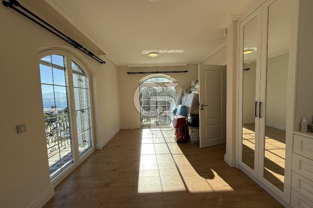 Urla İskele'de Denize 100 m 3+2 Satılık Villa