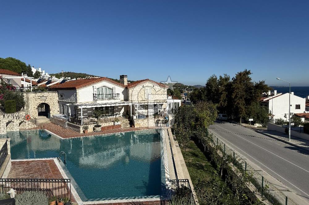 Urla İskele'de Denize 100 m 3+2 Satılık Villa