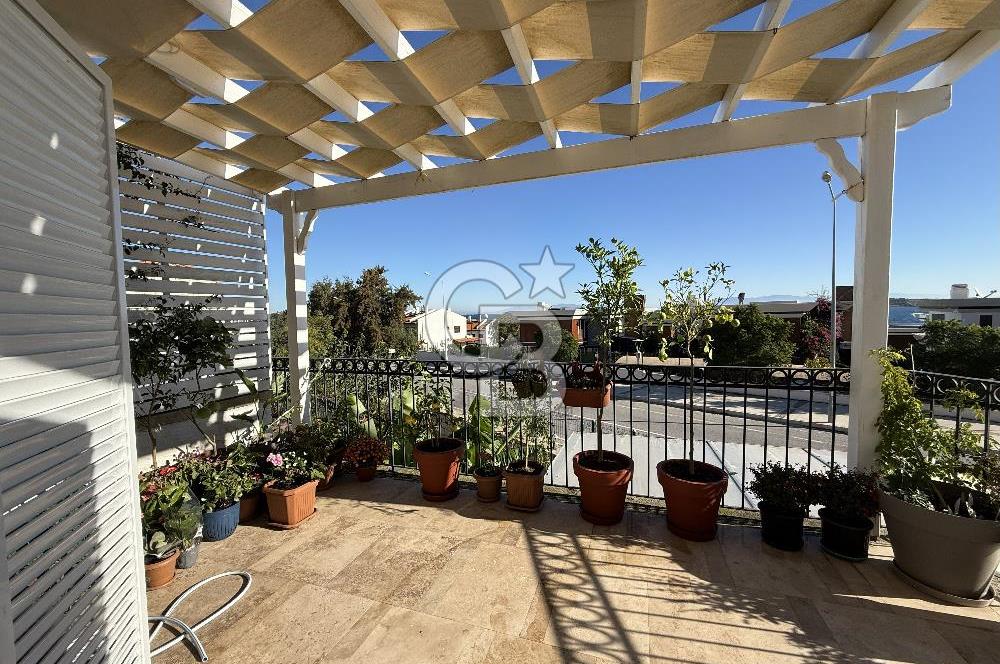 Urla İskele'de Denize 100 m 3+2 Satılık Villa