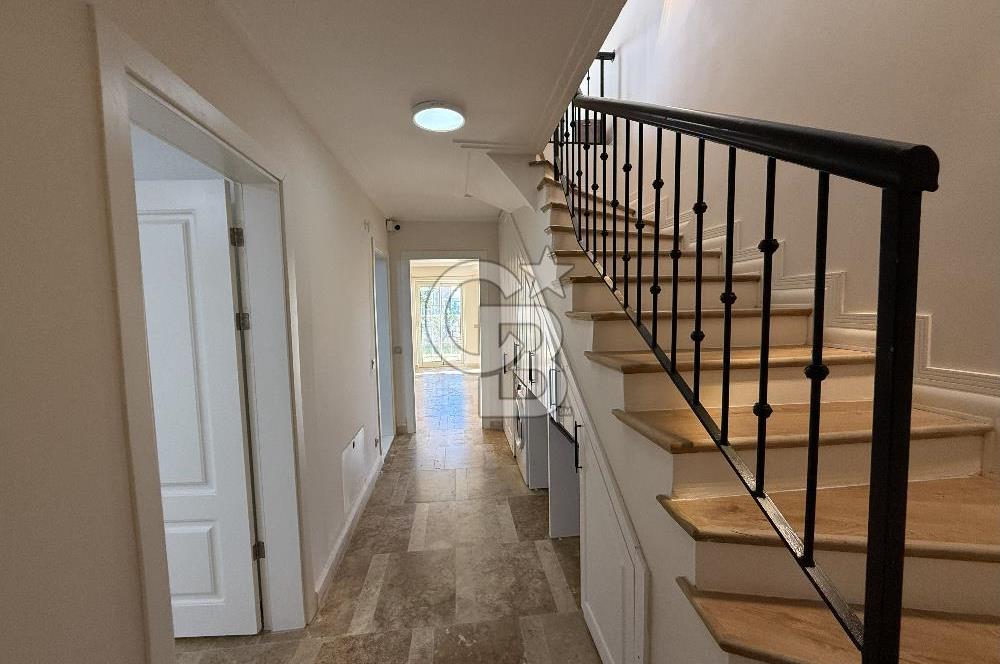 Urla İskele'de Denize 100 m 3+2 Satılık Villa