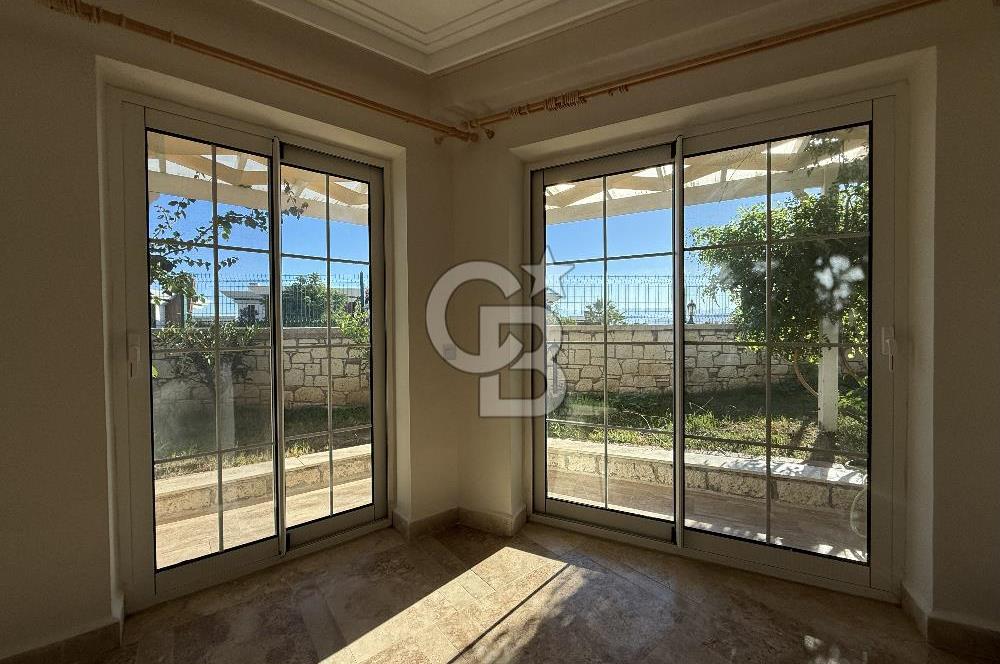 Urla İskele'de Denize 100 m 3+2 Satılık Villa