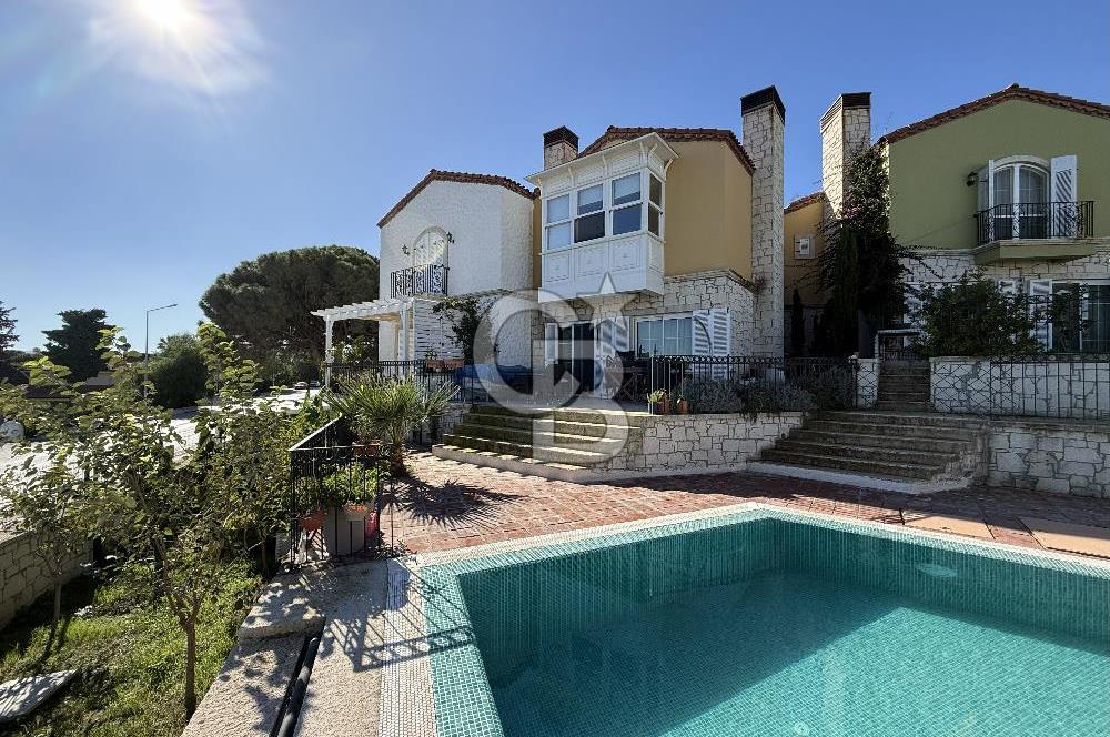 Urla İskele'de Denize 100 m 3+2 Satılık Villa