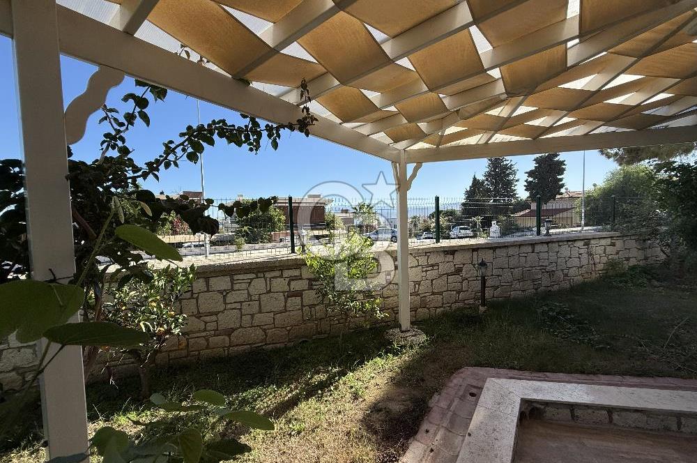 Urla İskele'de Denize 100 m 3+2 Satılık Villa