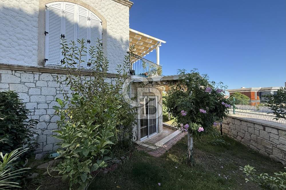 Urla İskele'de Denize 100 m 3+2 Satılık Villa