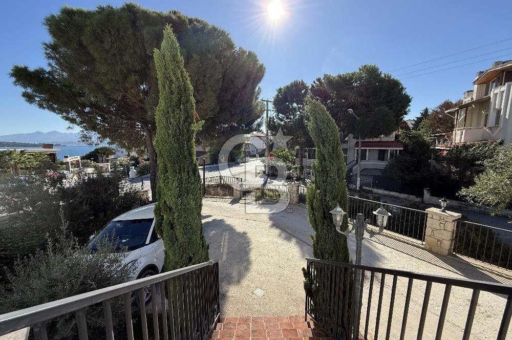 Urla İskele'de Denize 100 m 3+2 Satılık Villa