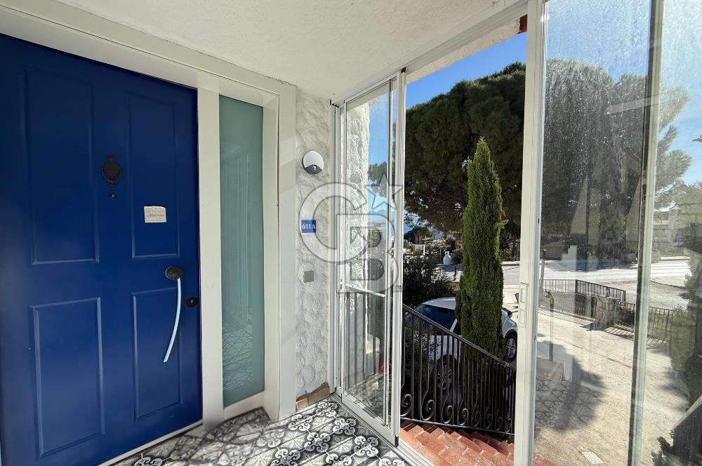 Urla İskele'de Denize 100 m 3+2 Satılık Villa