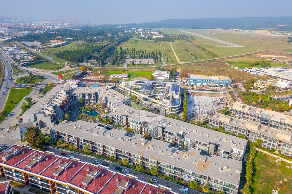 Gaziemir Sarnıç Landor Sitesinde Havuz Cepheli 2+1 Satılık Daire