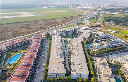 Gaziemir Sarnıç Landor Sitesinde Havuz Cepheli 2+1 Satılık Daire