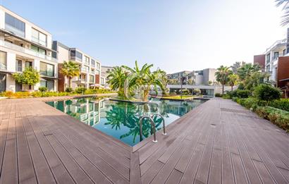 Gaziemir Sarnıç Landor Sitesinde Havuz Cepheli 2+1 Satılık Daire