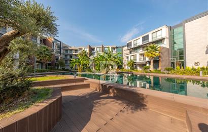 Gaziemir Sarnıç Landor Sitesinde Havuz Cepheli 2+1 Satılık Daire