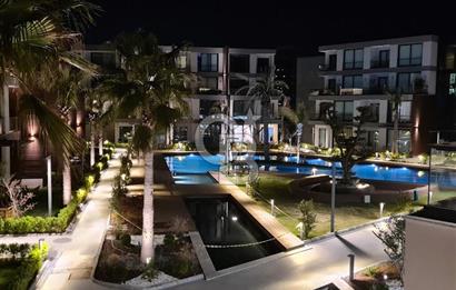 Gaziemir Sarnıç Landor Sitesinde Havuz Cepheli 2+1 Satılık Daire