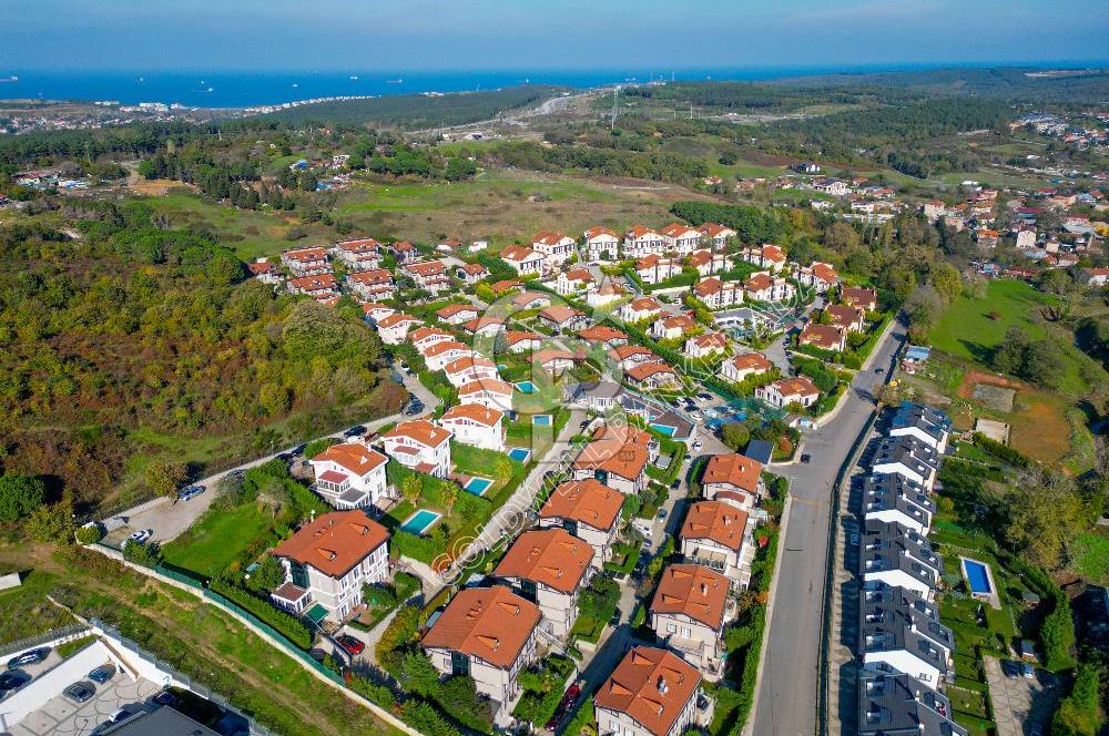 SARIYER USKUMRUKÖY’DE BELKIS KONAKLARI’NDA  3+1  BAHÇELİ ÇATI DUBLEKSİ