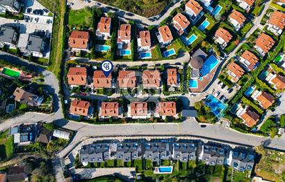 SARIYER USKUMRUKÖY’DE BELKIS KONAKLARI’NDA  3+1  BAHÇELİ ÇATI DUBLEKSİ