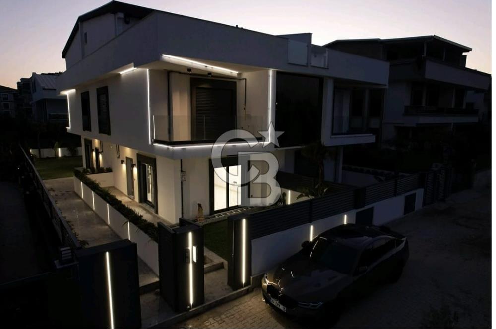 MENDERES COLDWELL BANKER POYRAZ'DAN GENİŞ BAHÇELİ MODERN VİLLA..